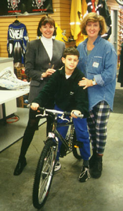 Elizabeth, Monica, and bike.JPG (39231 bytes)